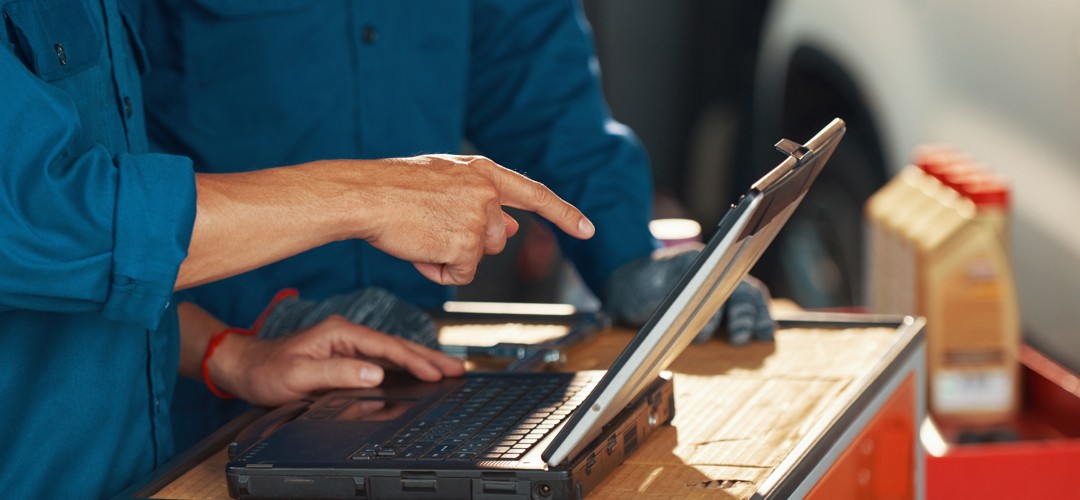 mechanics-using-laptop Mechanics using laptop.