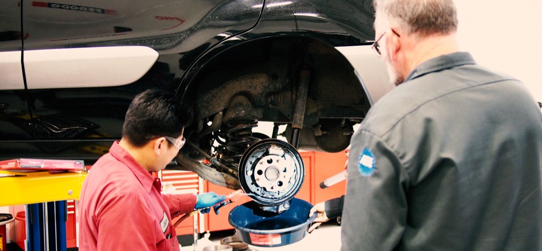 instructor-teaching-bleeding-brakes Instructor teaching bleeding brakes