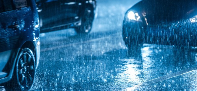 Cars-Driving-In-Rain-At-Night