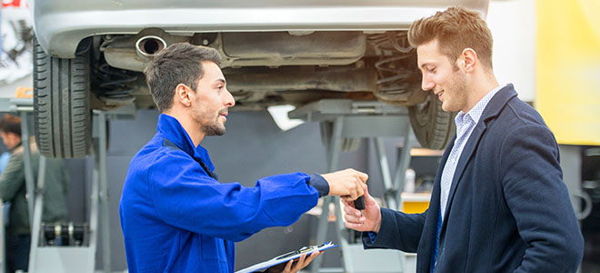 Mechanic-returning-keys-customer-after-car-repair