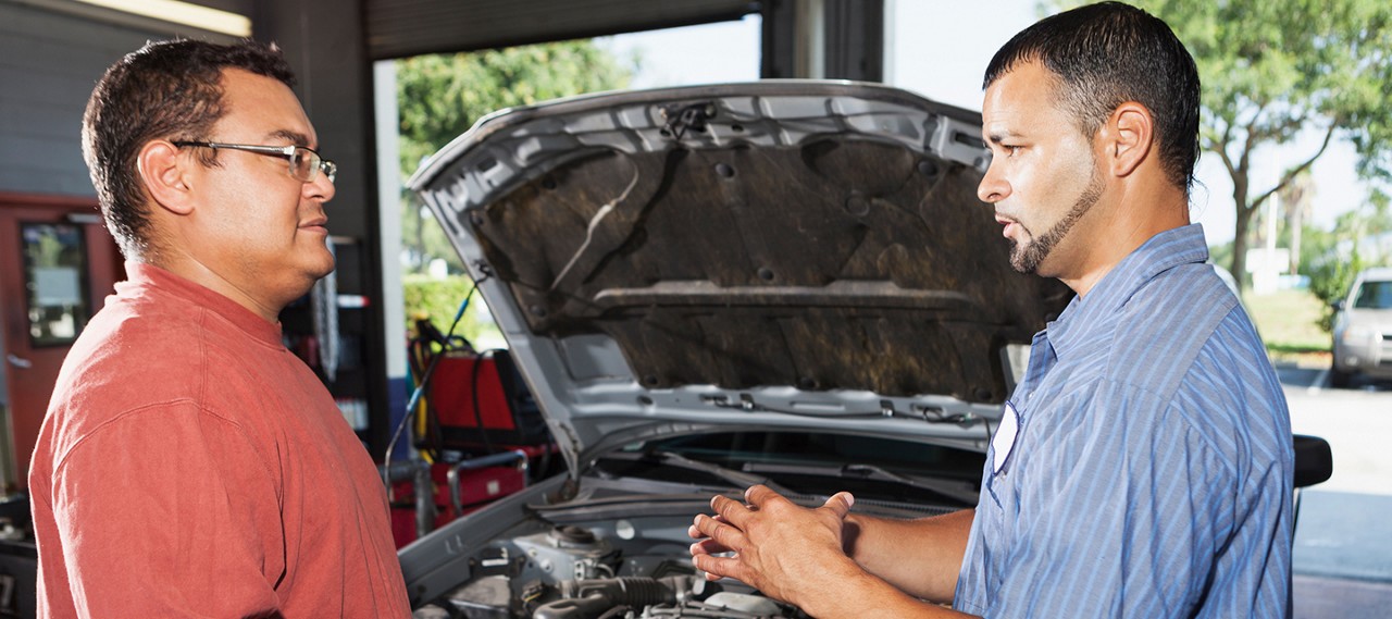 Mechanic-Explaining-Repairs-to-Male-Customer