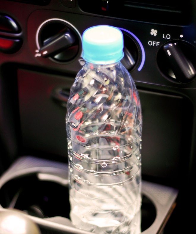 water-bottle-in-vehicle
